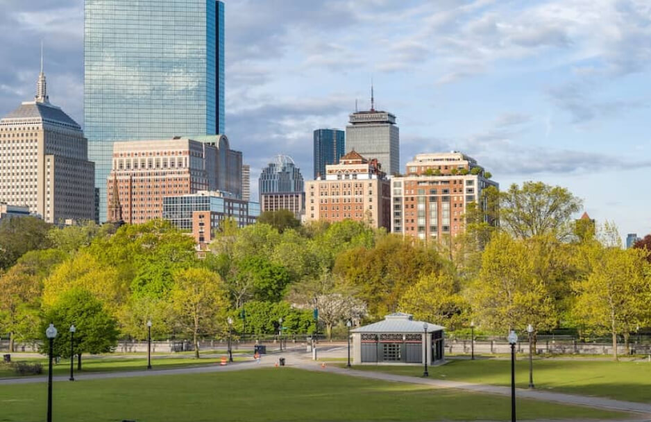 massachusetts-boston-public-park-skyline-sean-sweeney-unsplash